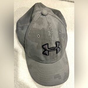 Under armor boys youth small medium cap gray
